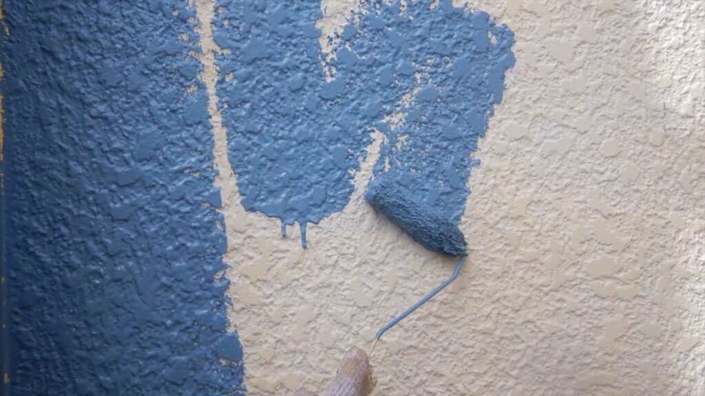 外壁塗装工事で塗られる青いペンキ